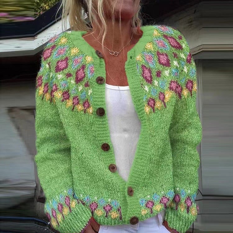 Cardigan AGNETA™ Danoir Paris avec yoke floral, en laine douce, montrant le motif floral sur le devant et les manches.