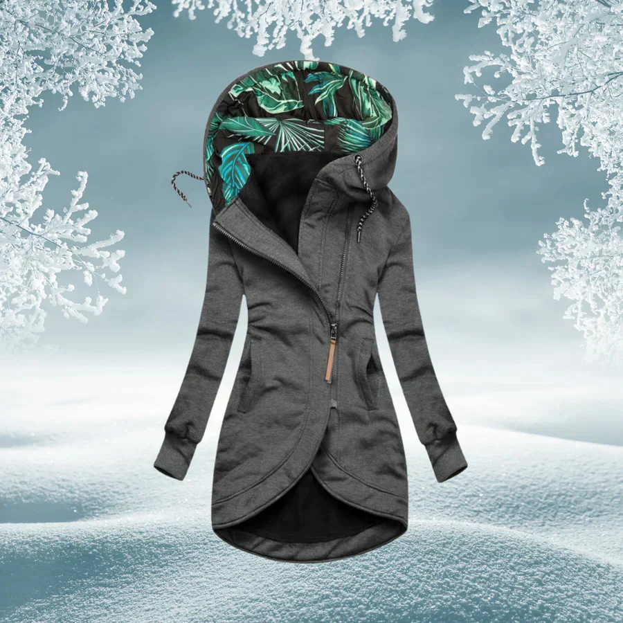 Veste de transition chaude Ann de Danoir Paris, en tissu épais, portée ouverte avec col montant et manches longues.