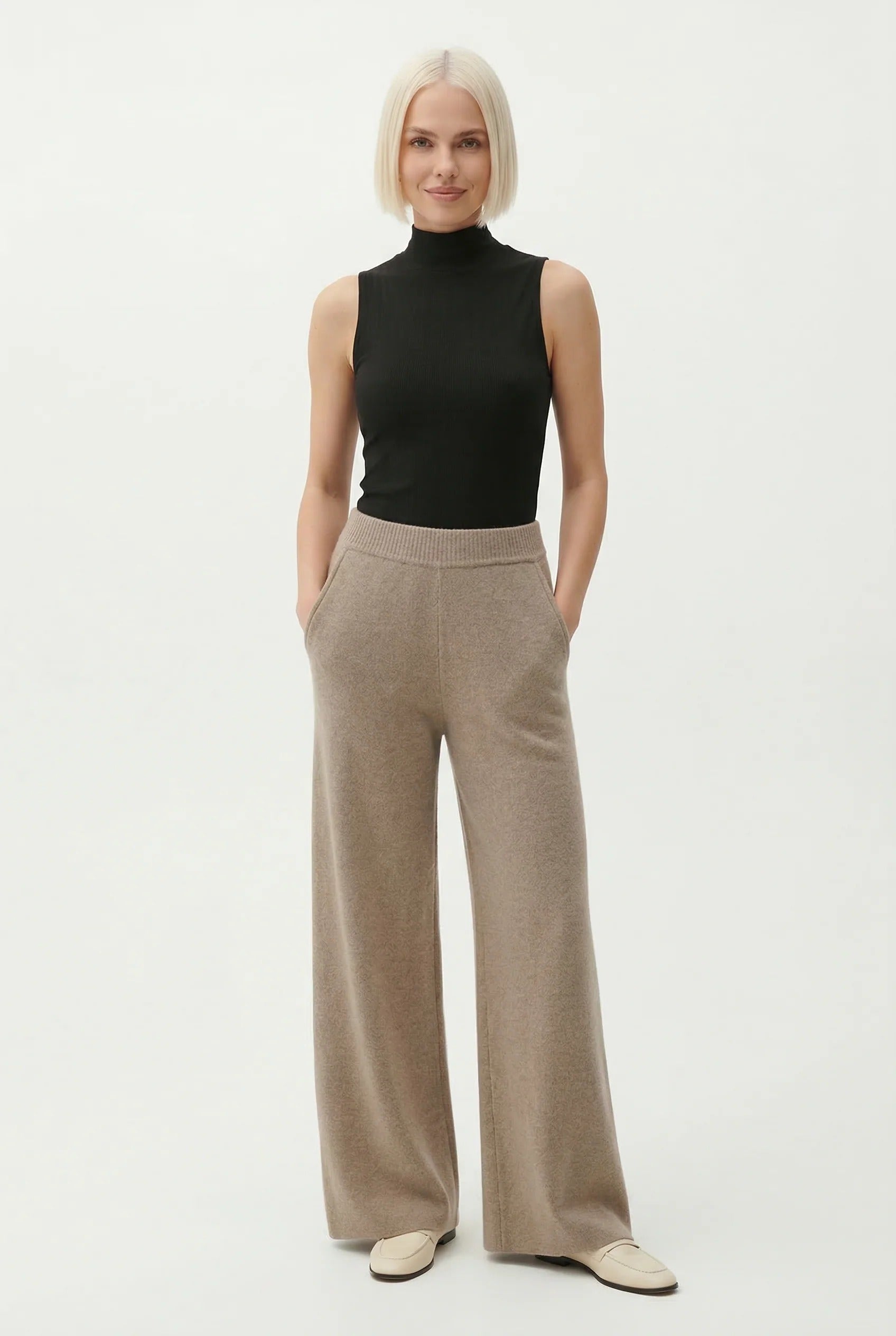 Pantalon Chloé de Danoir Paris porté, vue en gros plan, tissu élégant et coupe moderne visible sur le mannequin.