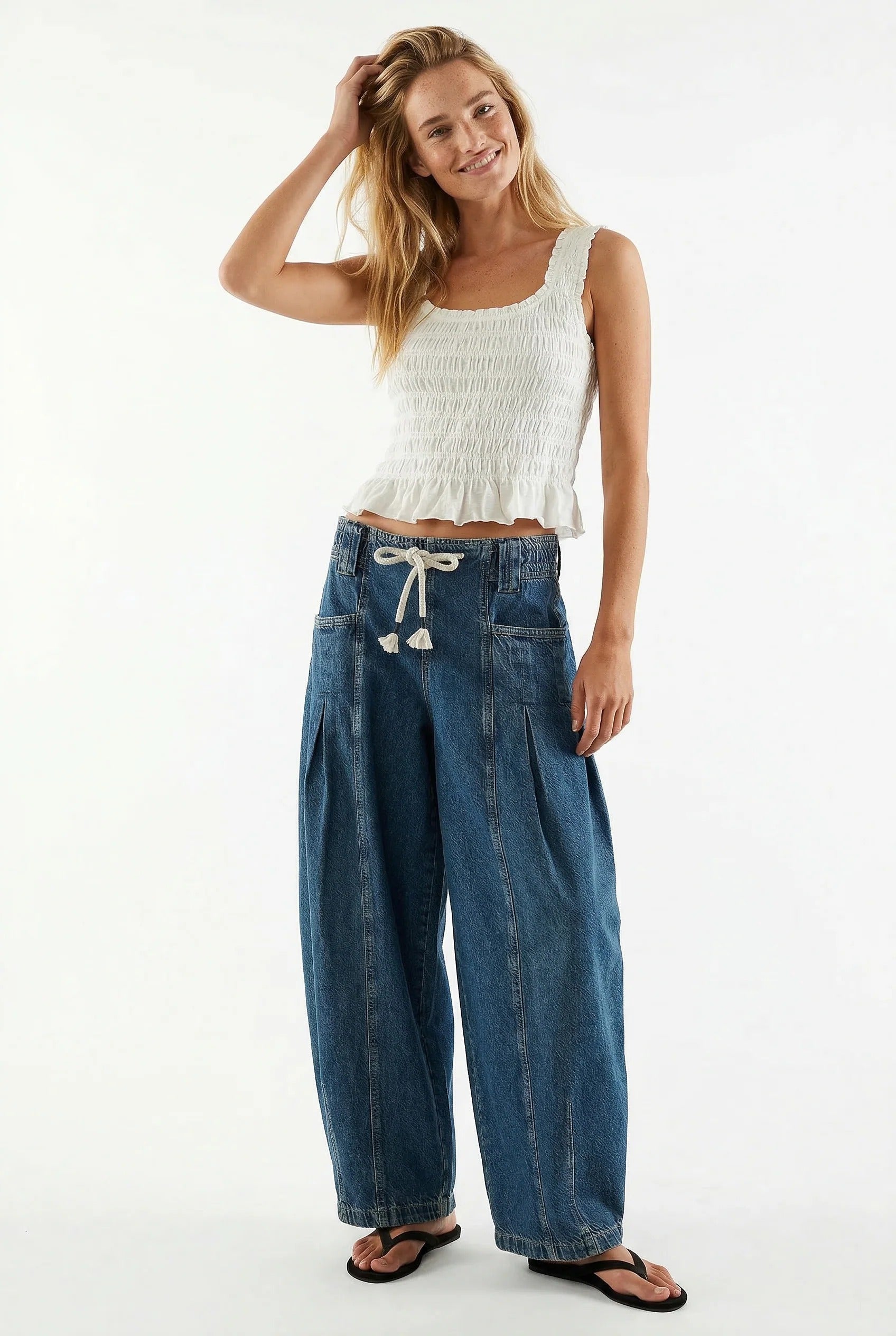 Pantalon Amélie de Danoir Paris, vêtement en tissu fluide beige porté par une mannequin, style élégant et moderne.