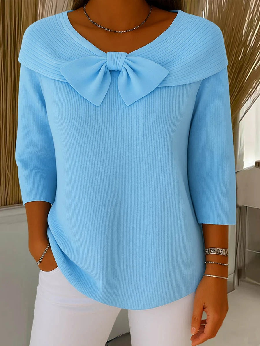 Pull élégant Neeko par Danoir Paris, en tissu doux, couleur neutre, porté sur mannequin, détails modernes et coupe sophistiquée.