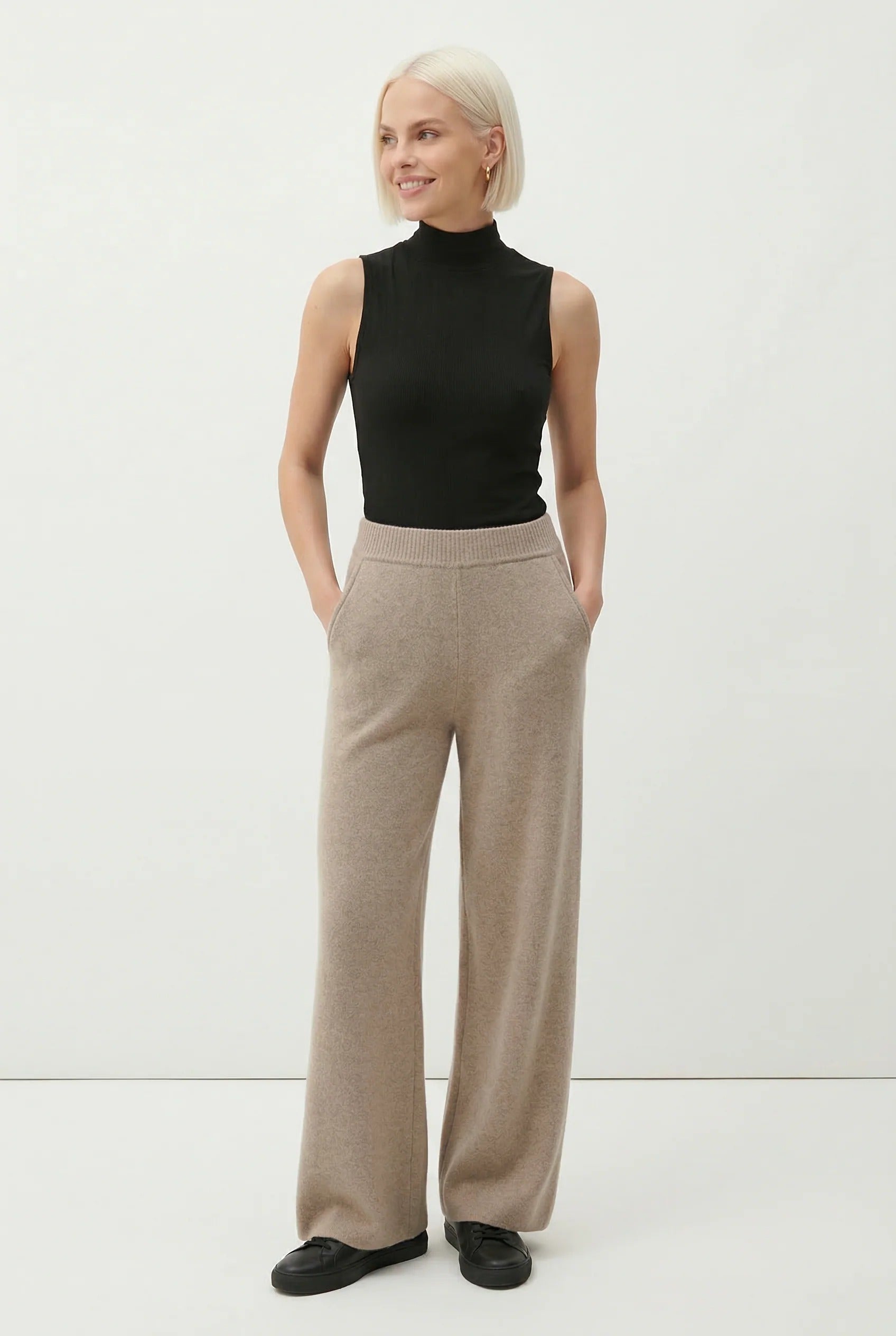 Pantalon Chloé de Danoir Paris porté, vue de face, en tissu léger avec ceinture élégante et coupe moderne.