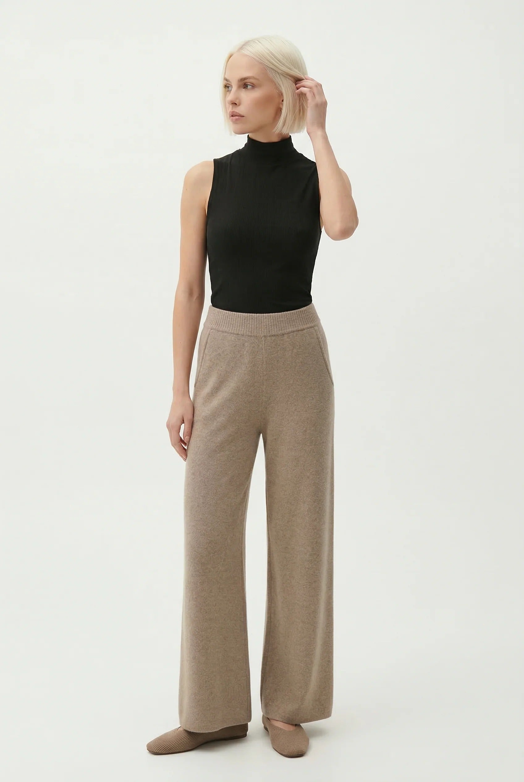 Pantalon Chloé Danoir Paris en tissu léger, coupe élégante, porté par un mannequin dans une tenue décontractée.