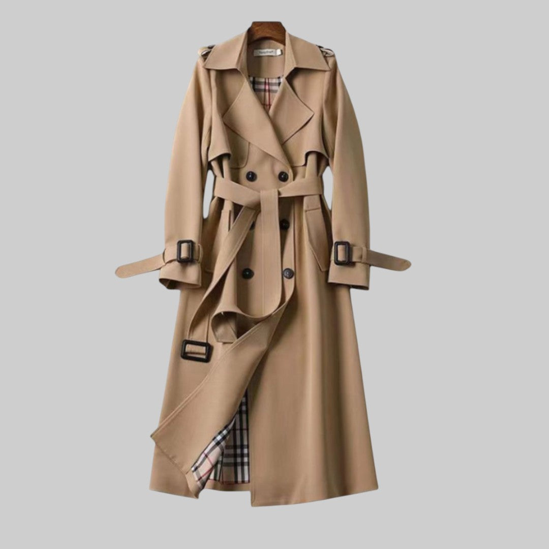 Trench-coat classique Jakarta™ de Danoir Paris, en tissu beige avec ceinture et boutons, porté sur un fond neutre.