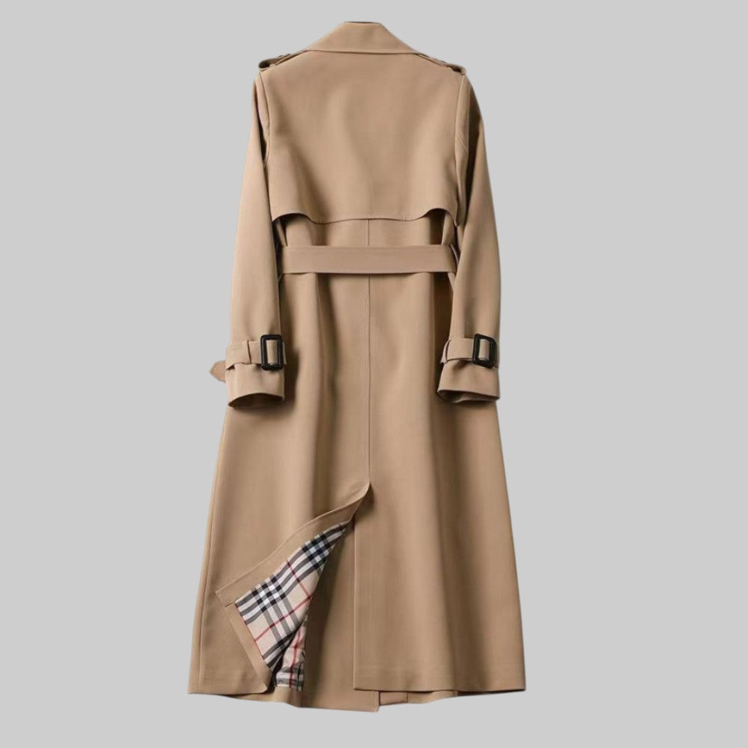 Trench-coat classique Jakarta™ de Danoir Paris en tissu beige avec ceinture et boutons, porté sur un mannequin.