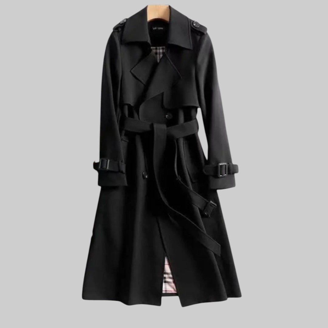 Trench-coat classique Jakarta™ de Danoir Paris en tissu beige avec ceinture et col, porté par un mannequin.