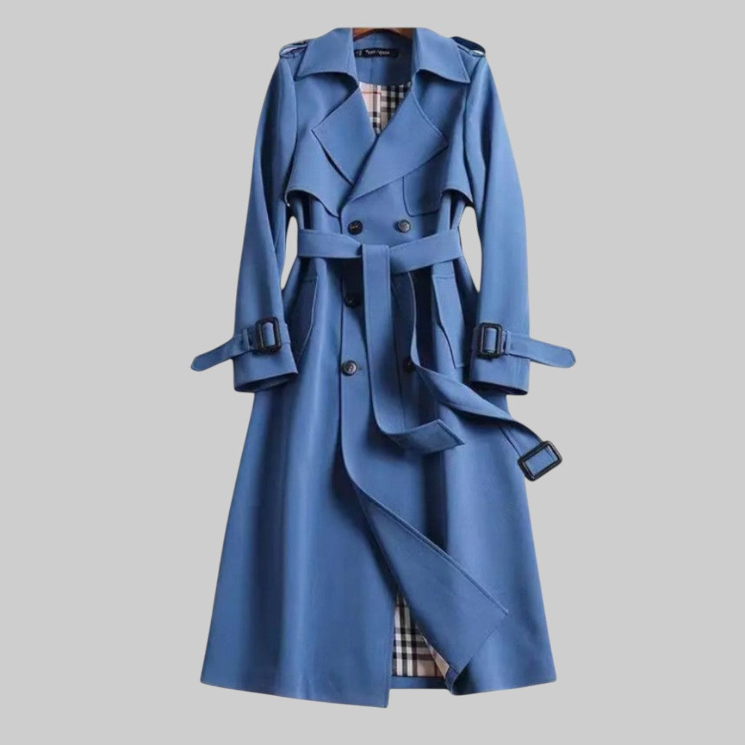 Trench-coat classique Jakarta™ de Danoir Paris en tissu beige avec ceinture et boutons, porté sur un mannequin.