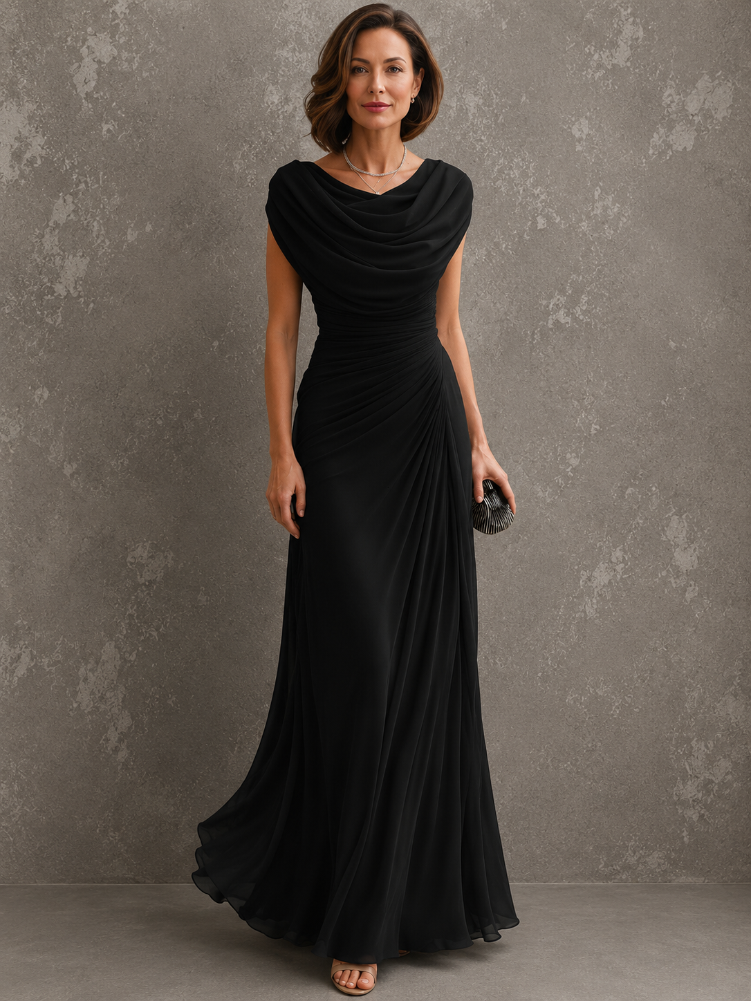 Robe longue femme drapée sans manches Maëlle de Danoir Paris, élégante et fluide, portée avec un look sophistiqué.