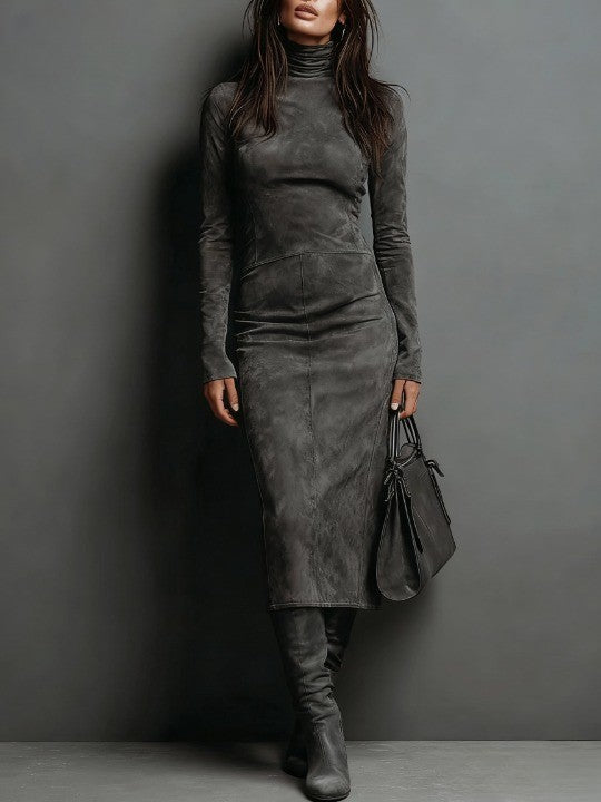 Robe midi longue marron Lorène de Danoir Paris, tissu fluide et élégant, portée avec décolleté en V.