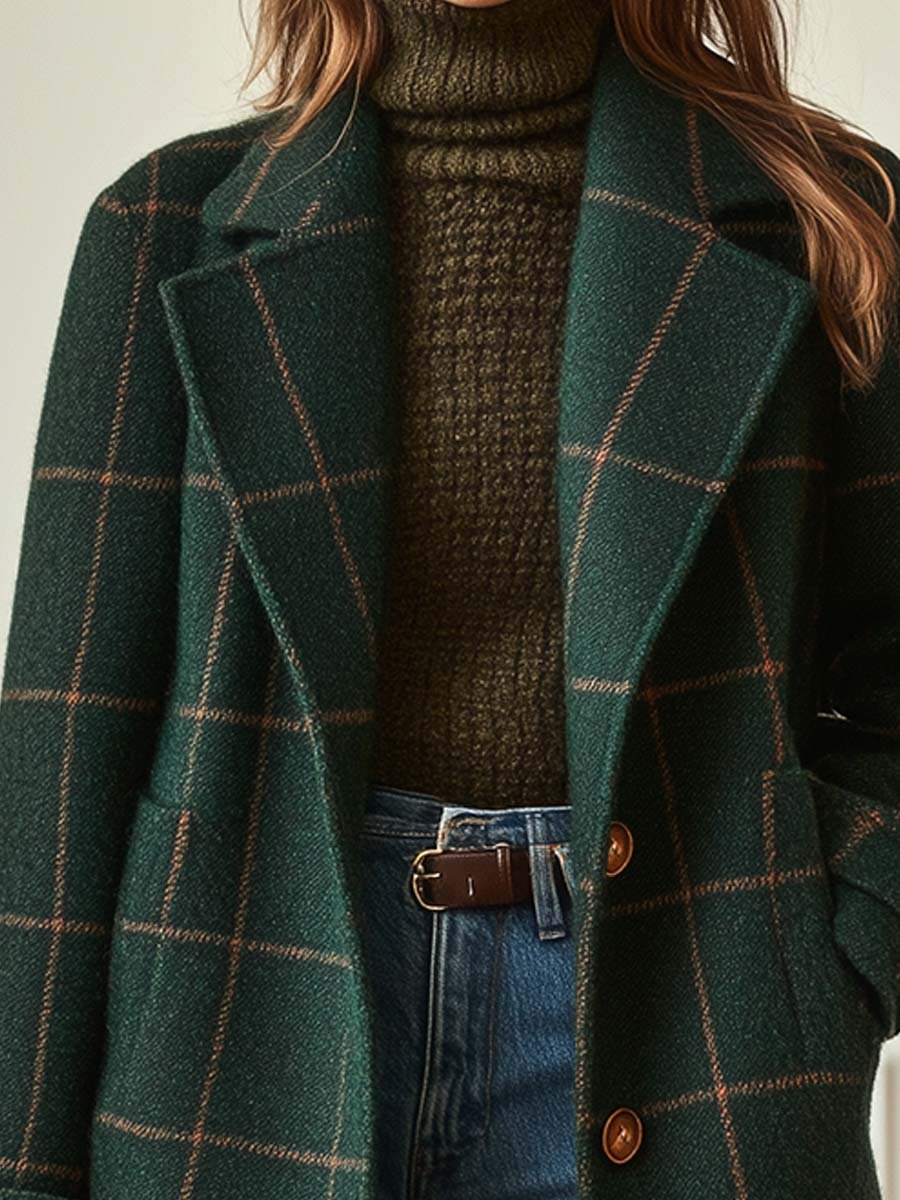 Manteau classique Fiona de Danoir Paris, coupe élégante en tissu beige, avec col et boutons visibles.