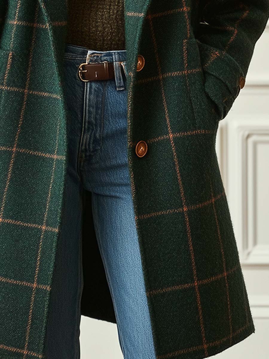 Manteau classique Fiona de Danoir Paris, en tissu épais, couleur neutre, porté sur mannequin, détail élégant et coupe intemporelle.