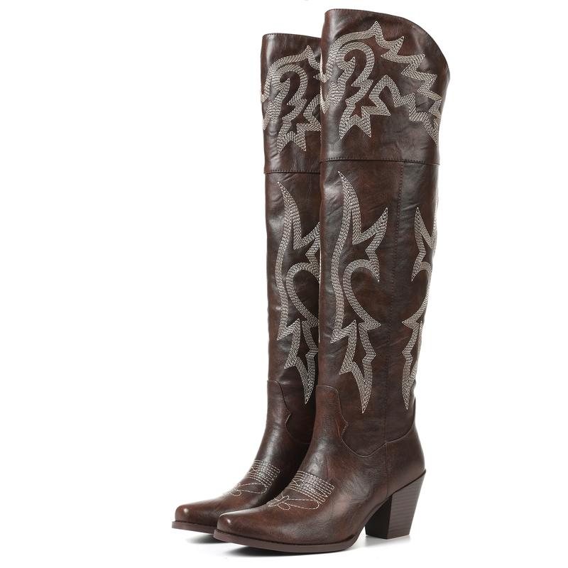 Bottes cuissardes style santiag Danoir Paris Joséphine, en cuir noir avec talons, portées par Léonie Varenne.