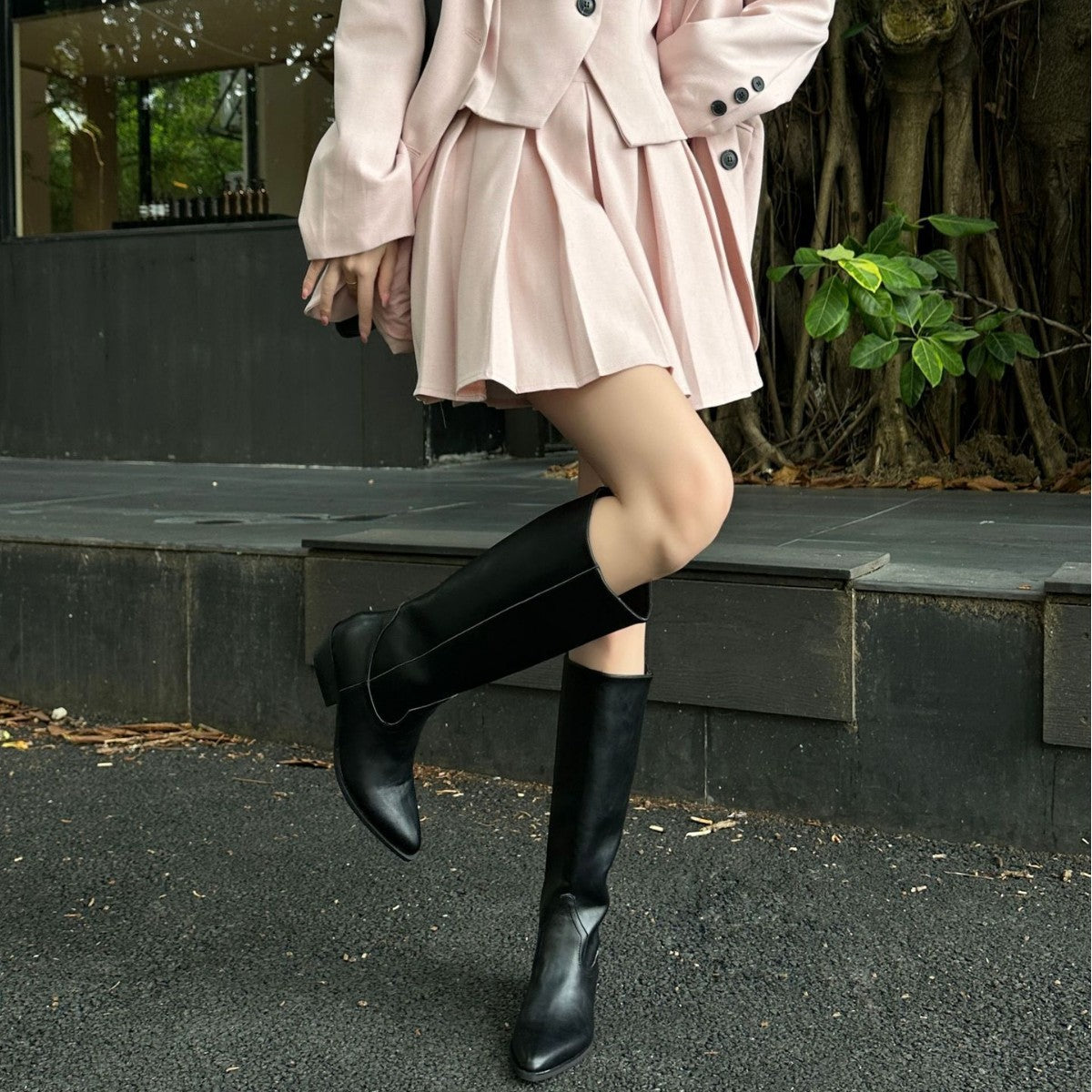 Bottes hautes Danoir Paris Aurélie avec bout pointu, en cuir noir, montrant le style élégant et sophistiqué.