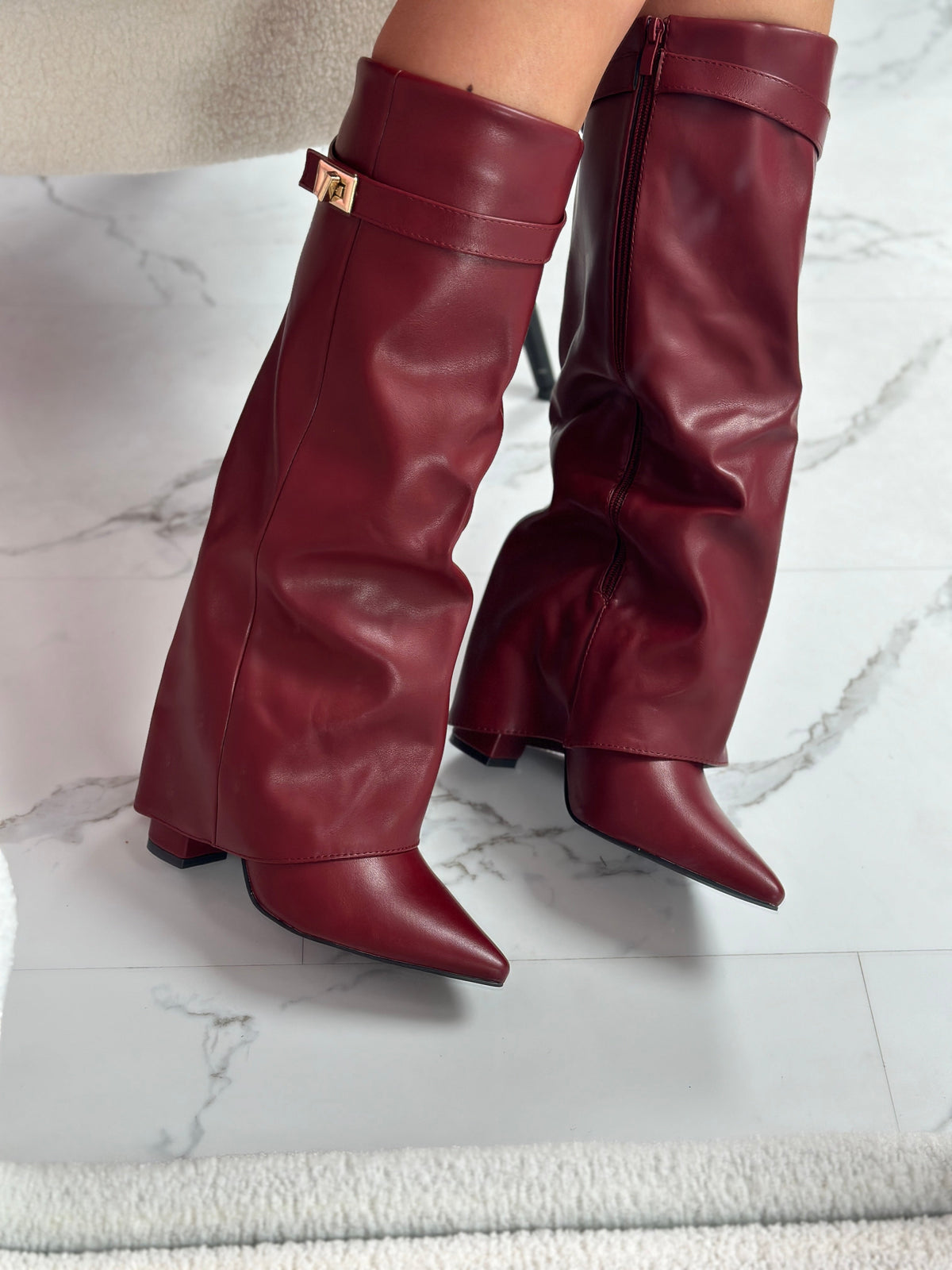 Bottes hautes en cuir bordeaux Éloïse de Danoir Paris avec boucle, portées par Léonie Varenne, style élégant et tendance.