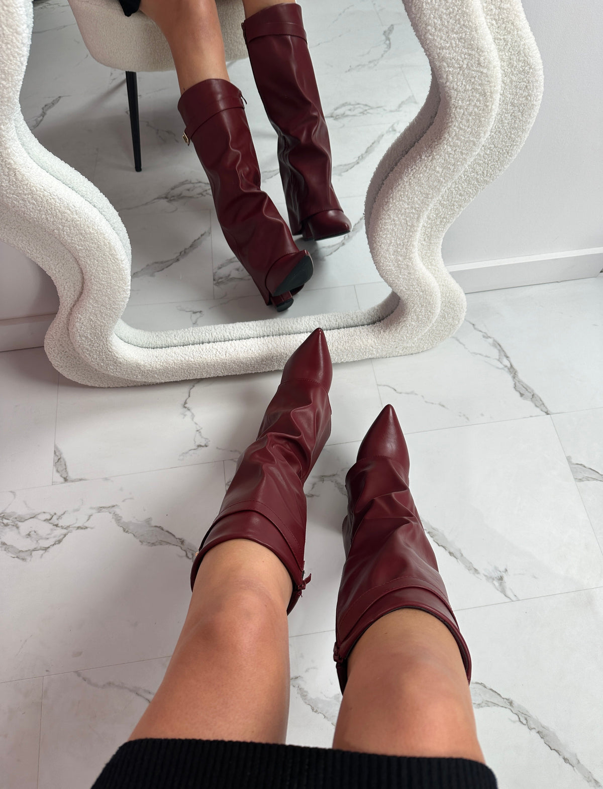 Bottes hautes en cuir bordeaux Éloïse avec boucle, fabriquées par Danoir Paris, portées sur un modèle.