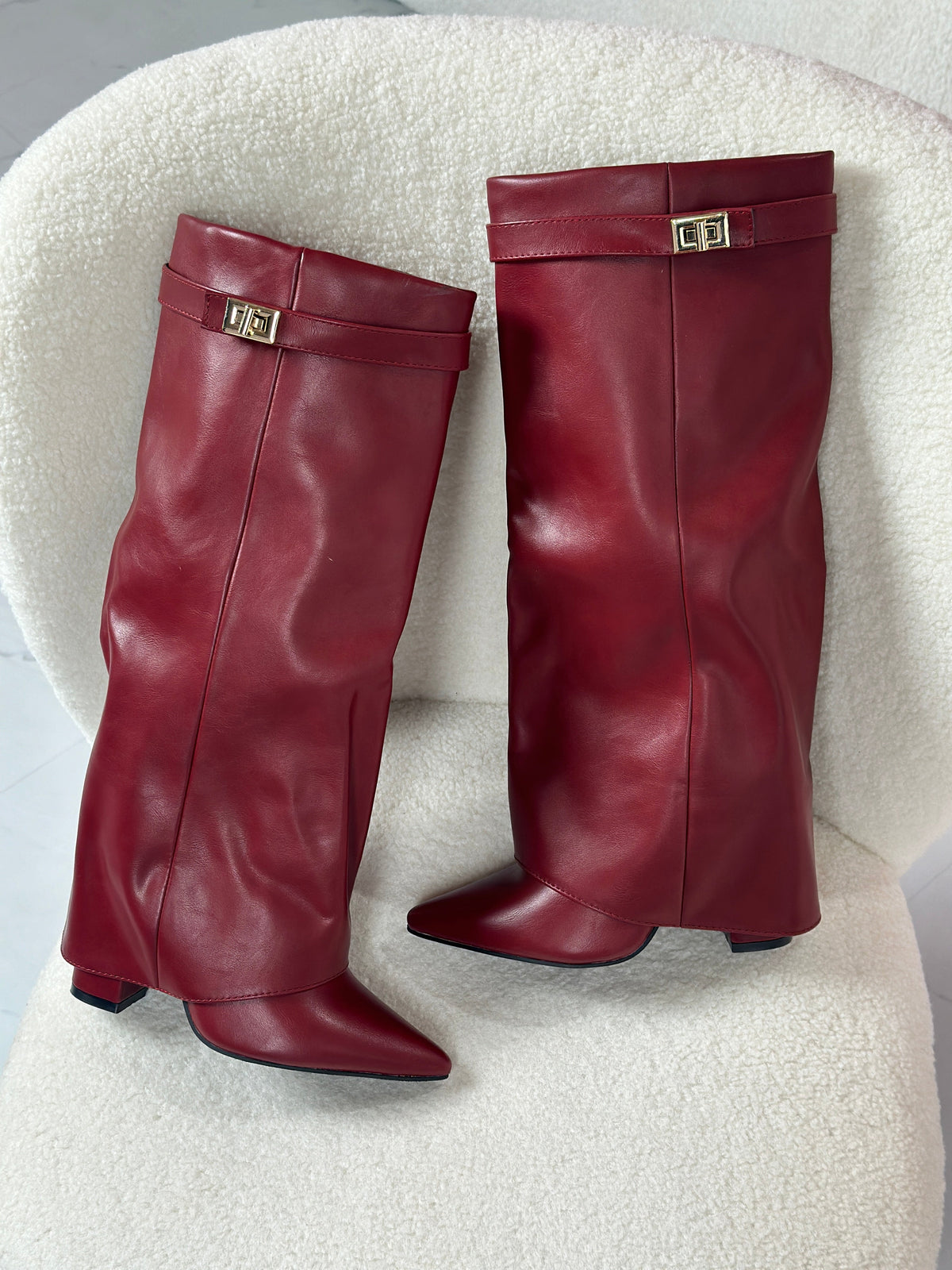 Bottes hautes en cuir bordeaux Éloïse avec boucle, fabriquées par Danoir Paris, portées par Léonie Varenne.