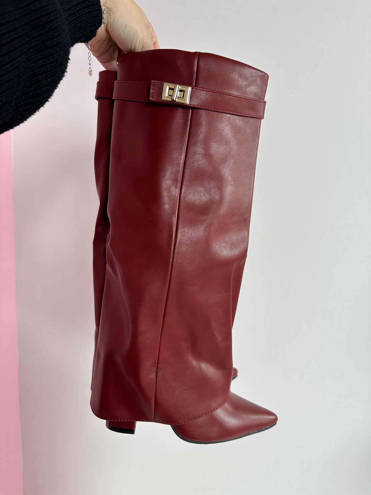 Bottes hautes en cuir bordeaux Éloïse avec boucle, Danoir Paris, chaussure élégante pour femme, vue de face.