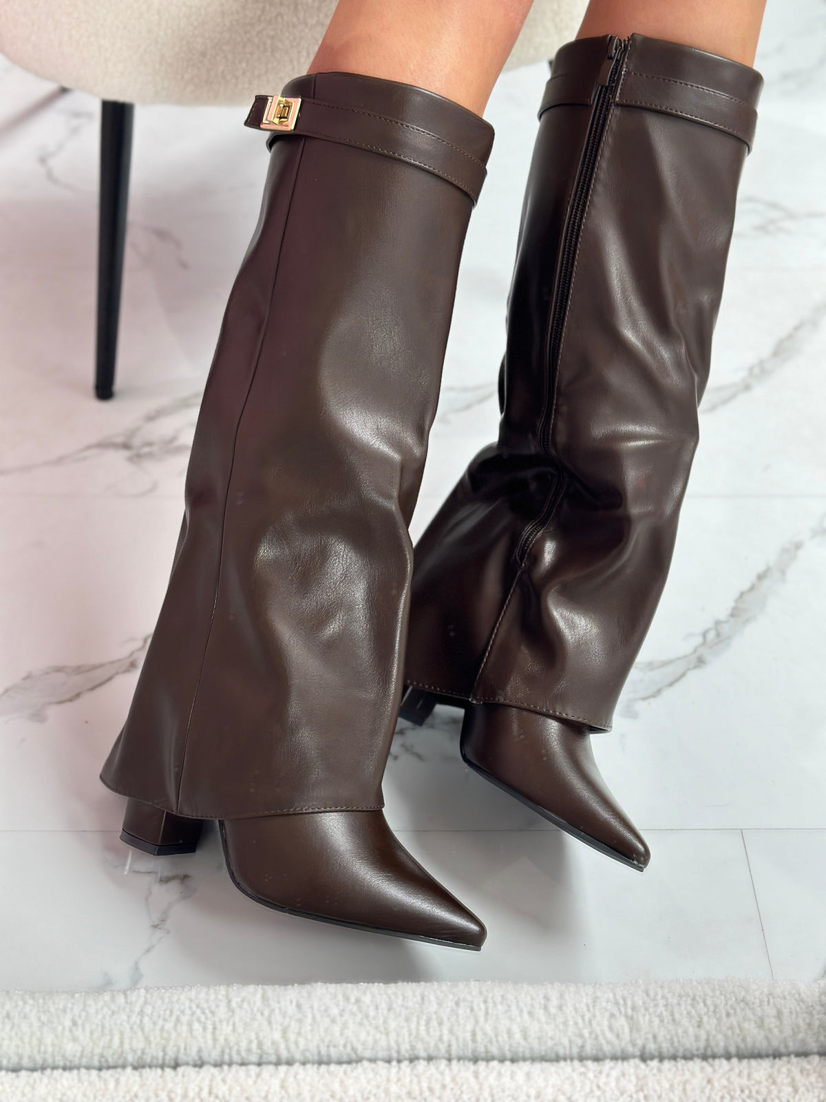 Bottes hautes en cuir avec boucle de la marque Danoir Paris, modèle Vivienne, visibles avec détails en cuir noir.