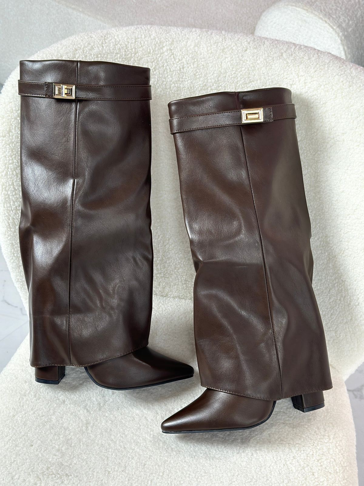 Bottes hautes en cuir Danoir Paris, modèle Vivienne avec boucle, portées par Léonie Varenne, en cuir noir élégante et sophistiquée