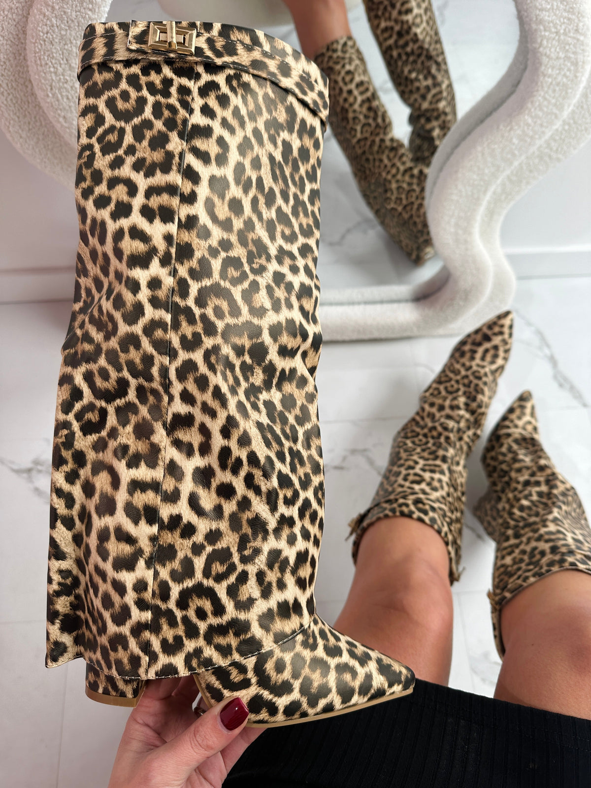 Bottes hautes léopard Danoir Paris Félicie avec bout pointu, en cuir animal imprimé, portées par Léonie Varenne.