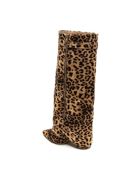 Bottes hautes en suédine léopard Joséphine de Danoir Paris, montrant le design élégant et la texture du matériau.