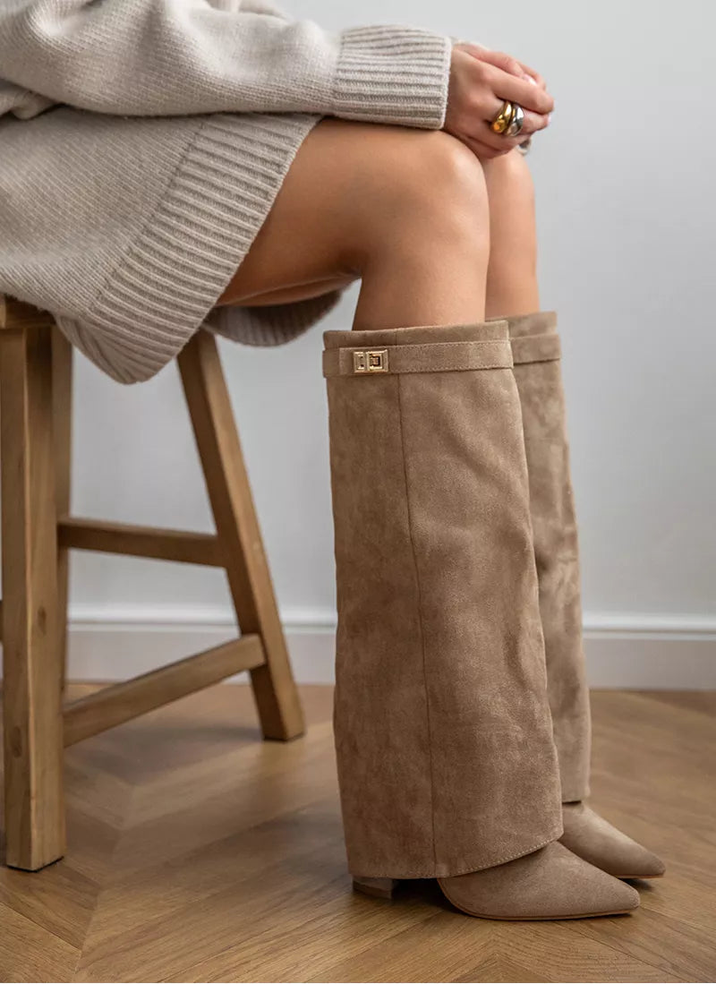 Bottes hautes en suédine à revers Anaïs de Danoir Paris, avec design élégant et finition douce, sur fond neutre.