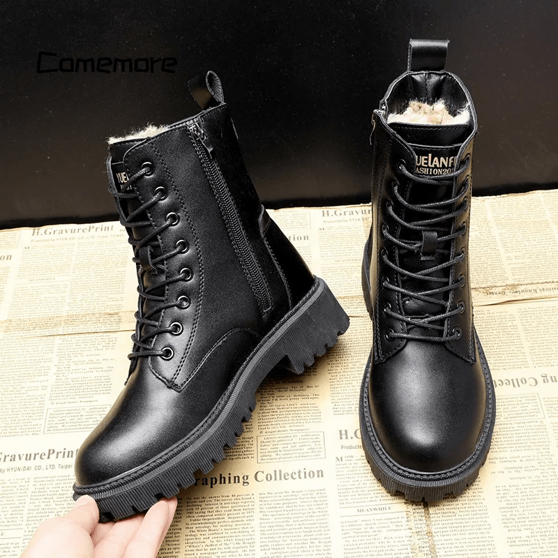 Bottes d'hiver doublées à boucle Delphine de Danoir Paris, en cuir noir avec détails en boucle et semelle robuste.