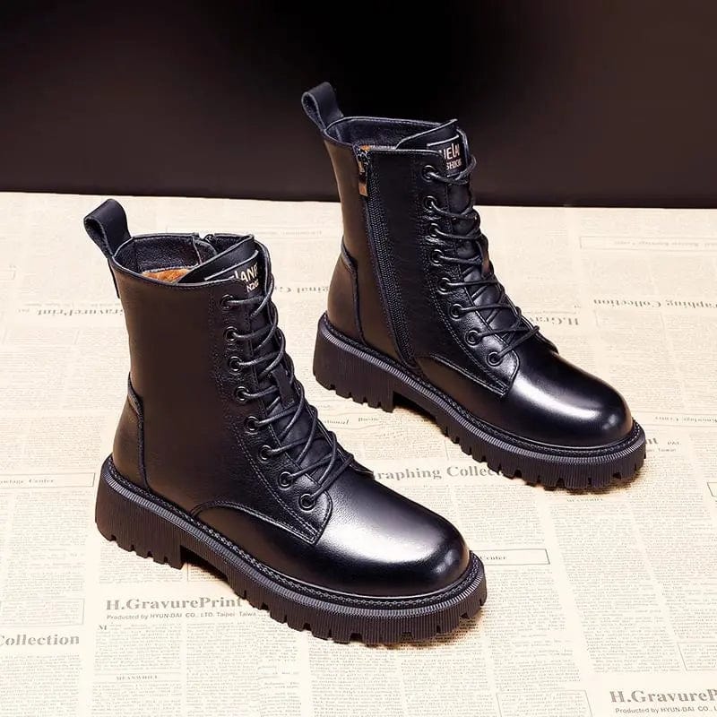 Bottes d'hiver doublées à boucle Delphine de Danoir Paris, en cuir noir avec détails de boucle, sur sol en caoutchouc.