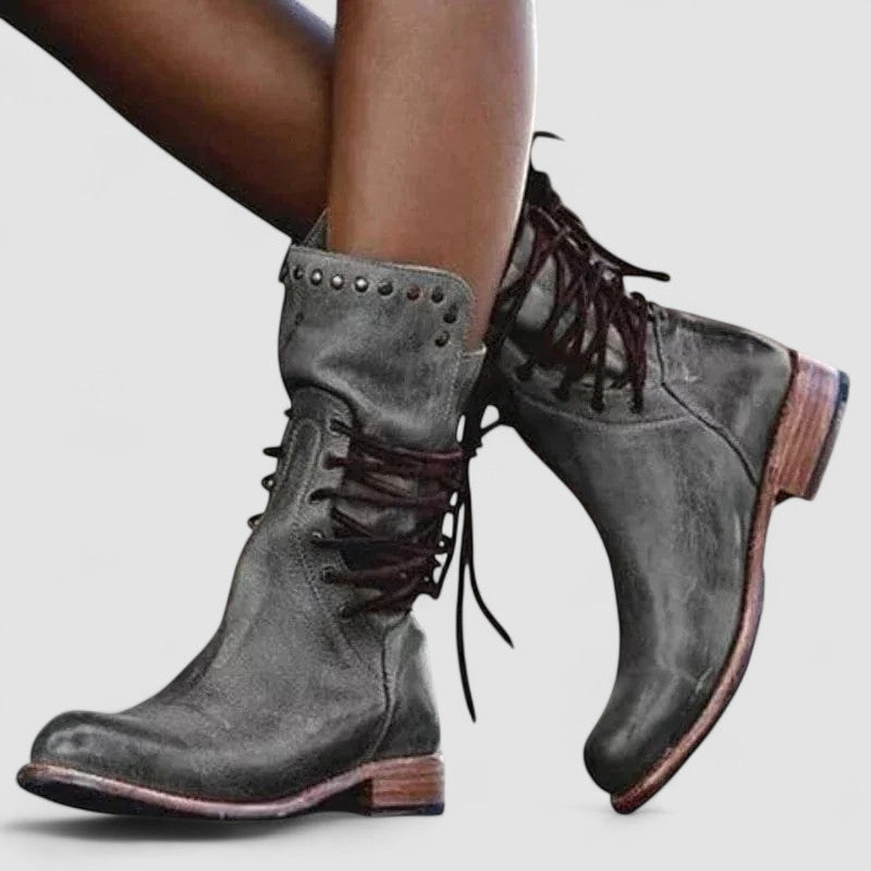 Bottes western orthopédiques Séraphine Danoir Paris en cuir brun avec détails brodés, vues de face et de côté.