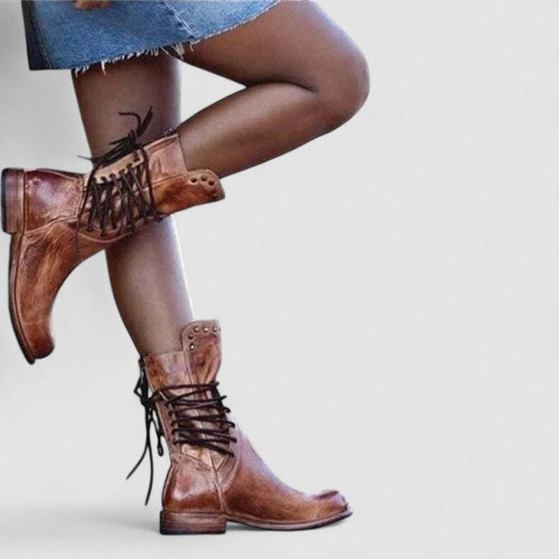 Bottes western orthopédiques Séraphine par Danoir Paris, en cuir noir avec détails décoratifs, pour un style élégant et confortable.