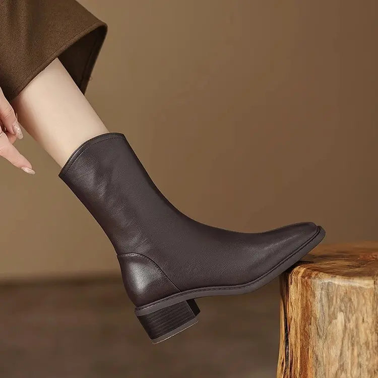 Bottines Danoir Paris Joséphine à bout carré et talon bloc, en cuir noir, avec design élégant et moderne.