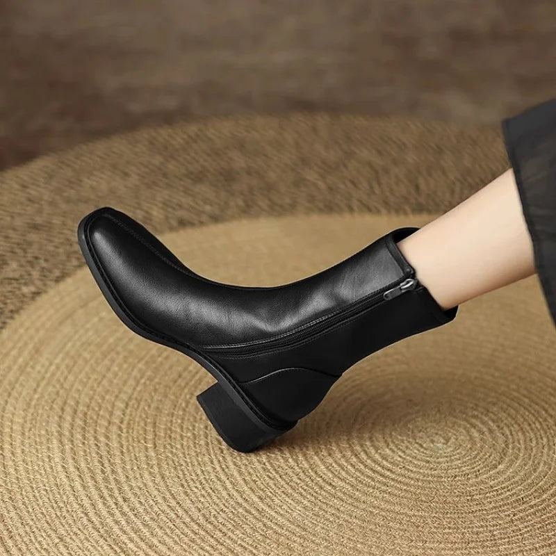 Bottines Danoir Paris Joséphine avec bout carré et talon bloc, en cuir noir, élégantes et modernes pour femme.