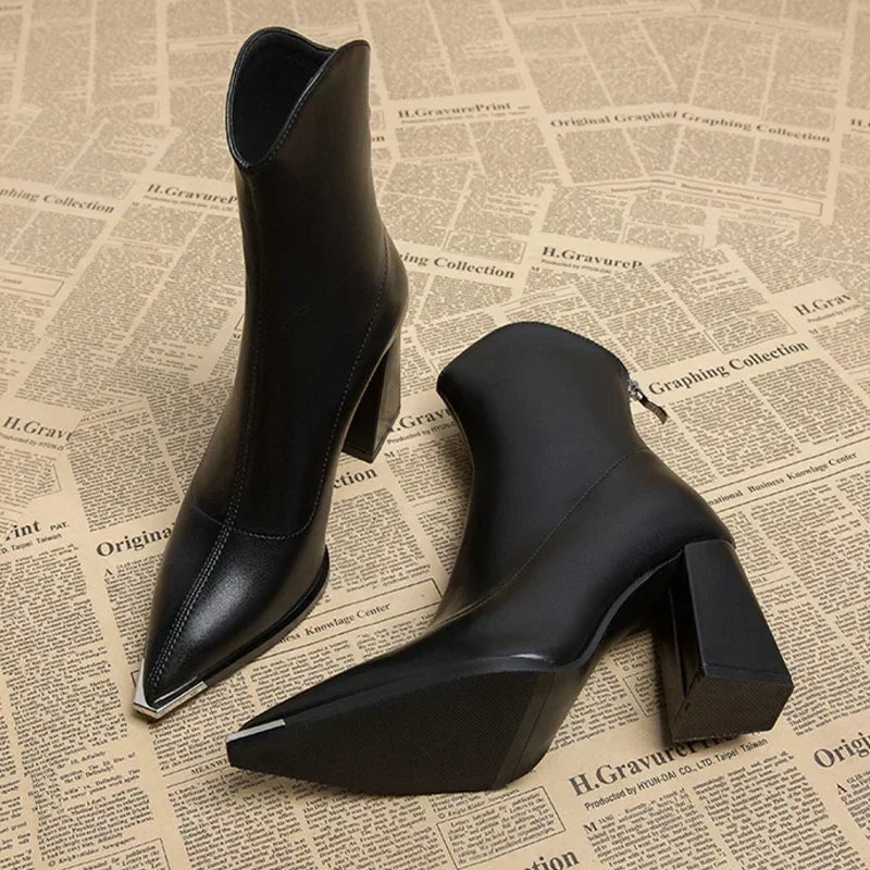 Bottines Chelsea Noémie de Danoir Paris avec bout métallisé, en cuir noir et semelle solide, vue de face