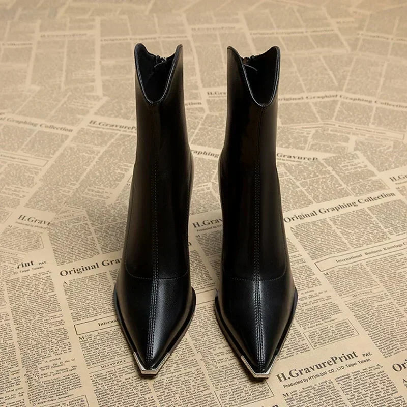 Bottines Chelsea Danoir Paris Noémie avec bout métallisé, cuir noir, semelle robuste et style élégant pour femme.