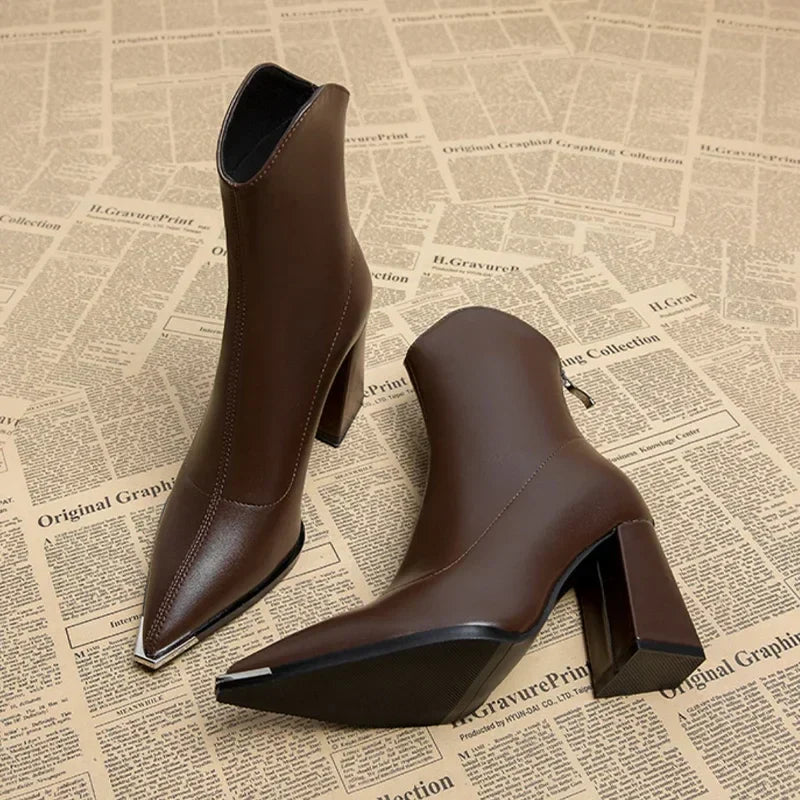 Bottines Chelsea Noémie avec bout métallisé de Danoir Paris, en cuir noir, avec semelle épaisse et design élégante.