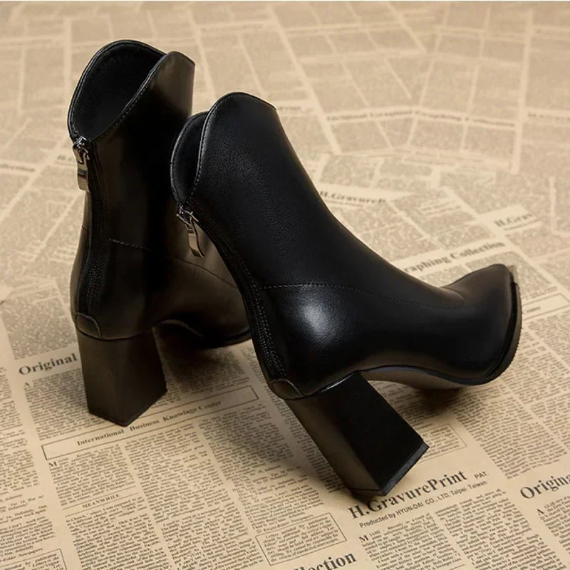 Bottines Chelsea métallisées Noémie de Danoir Paris, style élégant, avec bout en métal, en cuir noir, vue de face.