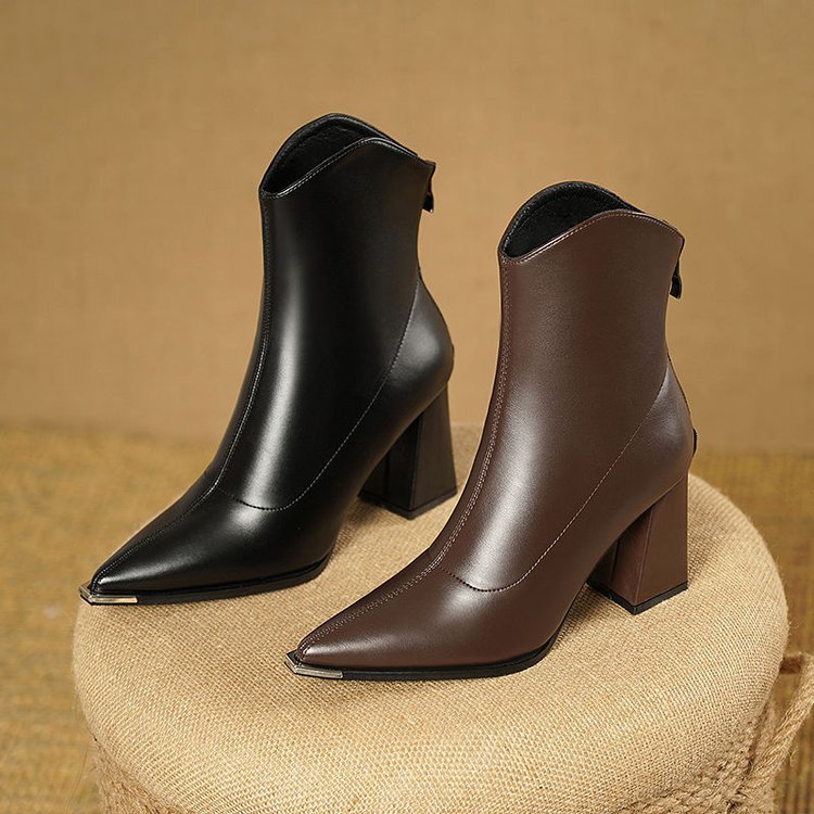 Bottines Chelsea Danoir Paris Noémie avec bout métallisé, en cuir noir, style élégant et moderne, vue de face.