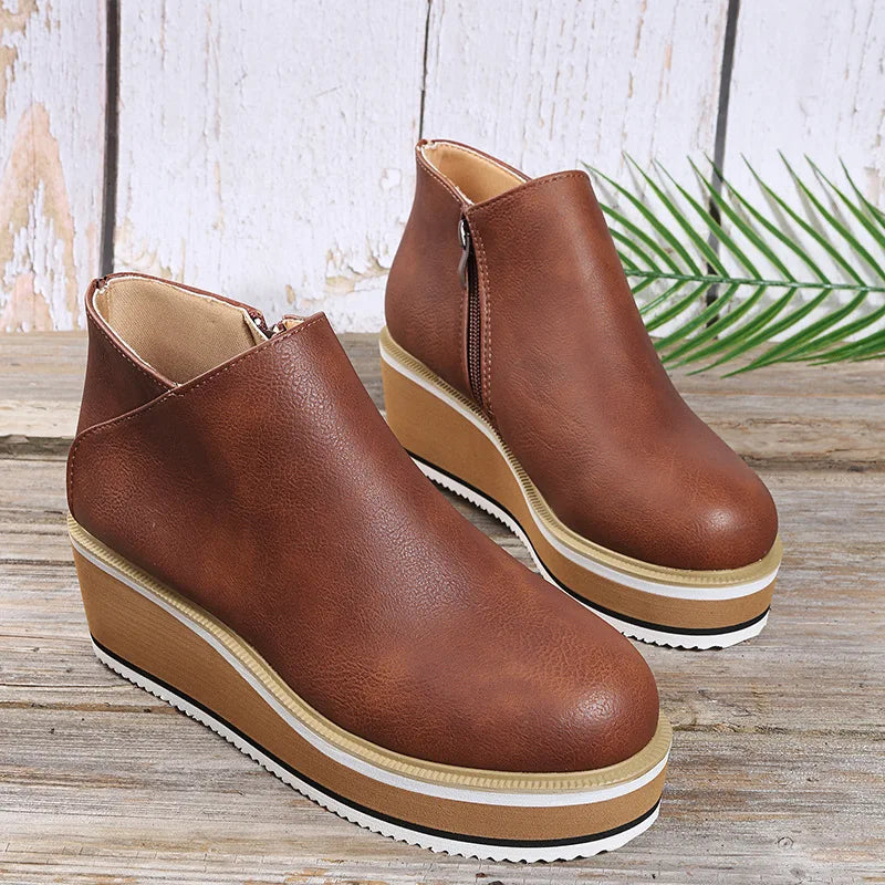 Bottines compensées Danoir Paris Coralie avec zip latéral, en cuir beige et design tendance, vue de face.