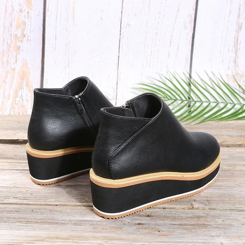 Bottines compensées Danoir Paris Coralie avec zip latéral et talon, en cuir noir, vue de face.