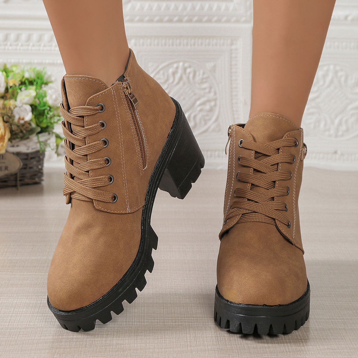 Bottines à lacets Albane de Danoir Paris avec talon bloc, en cuir noir, affichant un style élégant et moderne.