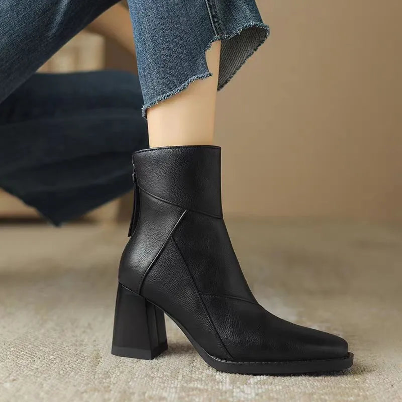 Bottines orthopédiques Eugénie de Danoir Paris avec bout carré et zip arrière, en cuir noir, conçues pour confort et soutien.