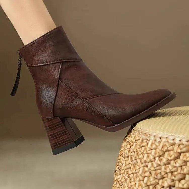 Bottines orthopédiques Eugénie de Danoir Paris avec bout carré et zip arrière, en cuir noir, adaptées pour un confort optimal.