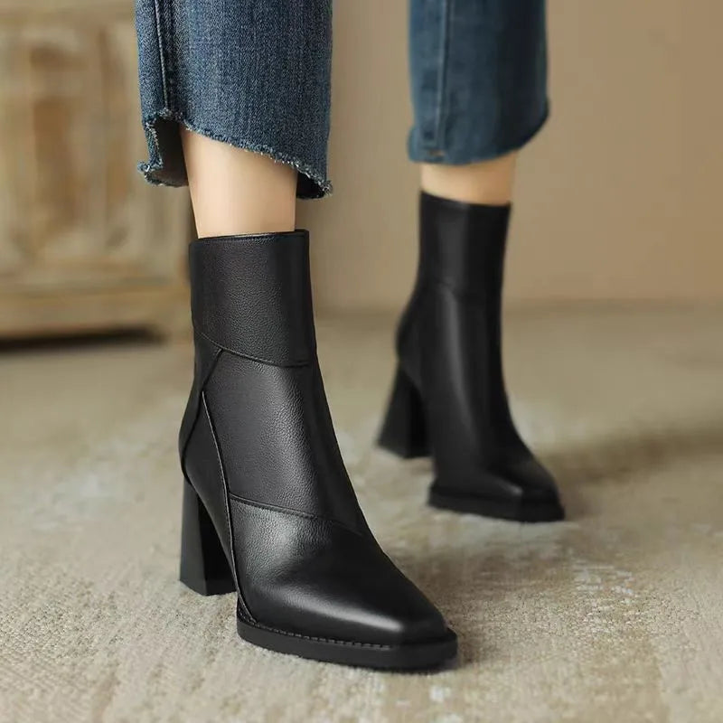 Bottines orthopédiques Eugénie de Danoir Paris avec bout carré et zip arrière, en cuir noir, sur une surface claire.