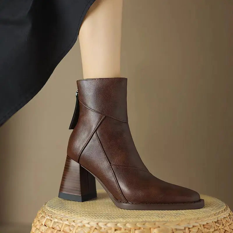 Bottines orthopédiques Eugénie de Danoir Paris avec bout carré et fermeture éclair arrière, en cuir noir élégant.