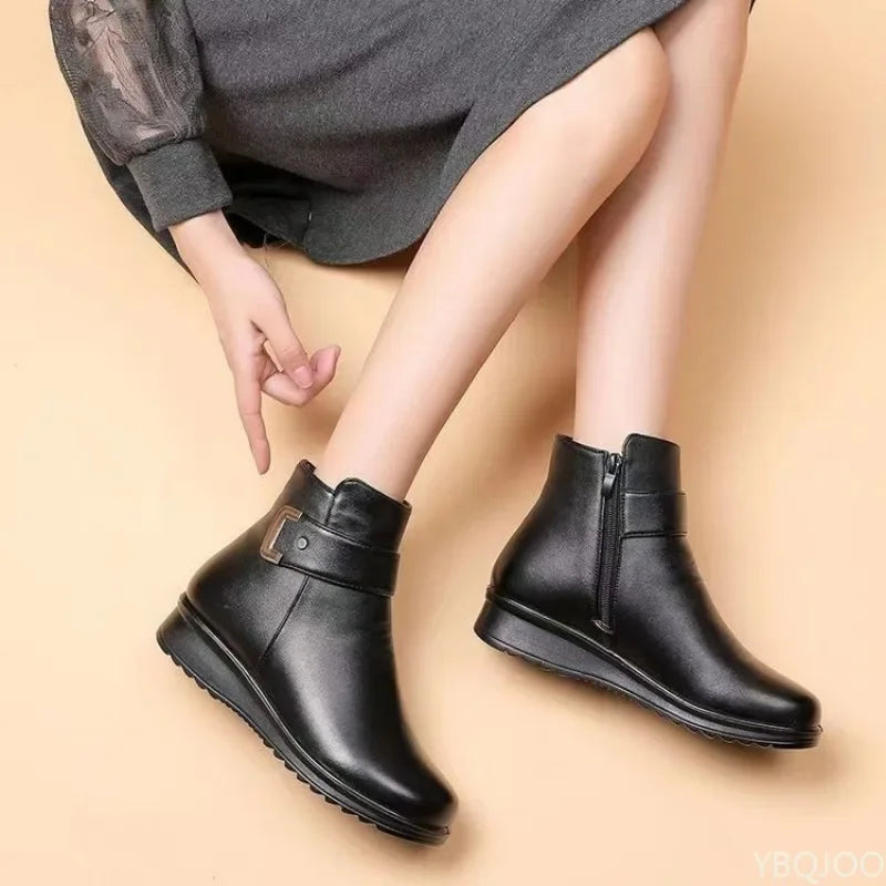Bottines Danoir Paris Sidonie pour l'hiver avec semelles plates antidérapantes, en cuir noir, adaptées aux conditions hivernales.