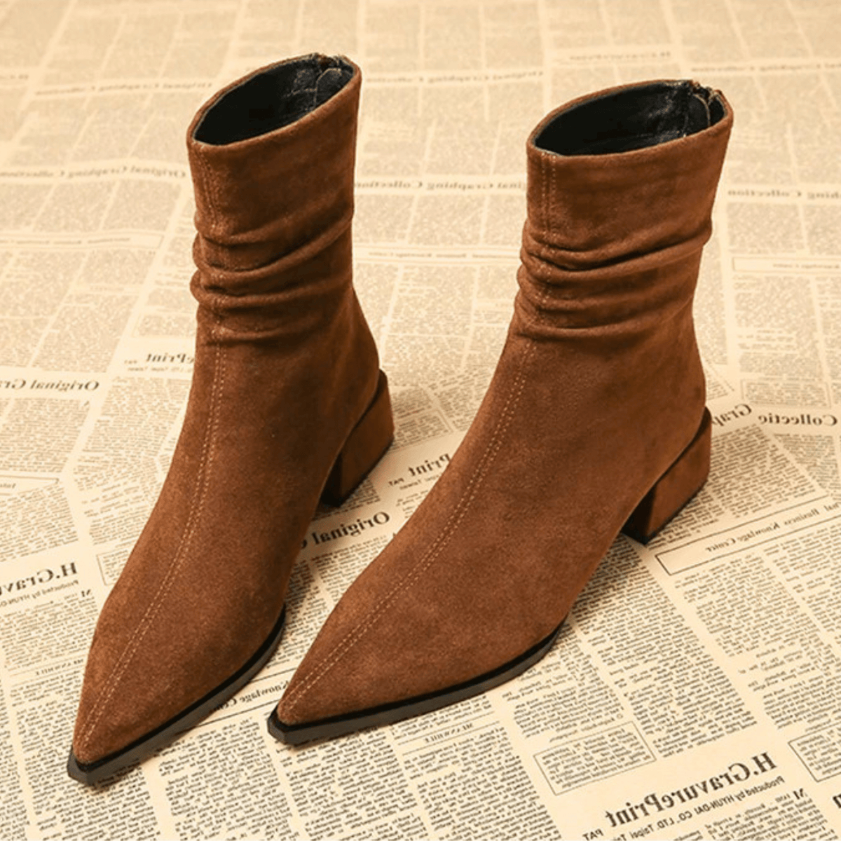 Bottines en suédine Hortense de Danoir Paris avec bout pointu, chaussure élégante et tendance pour femmes.