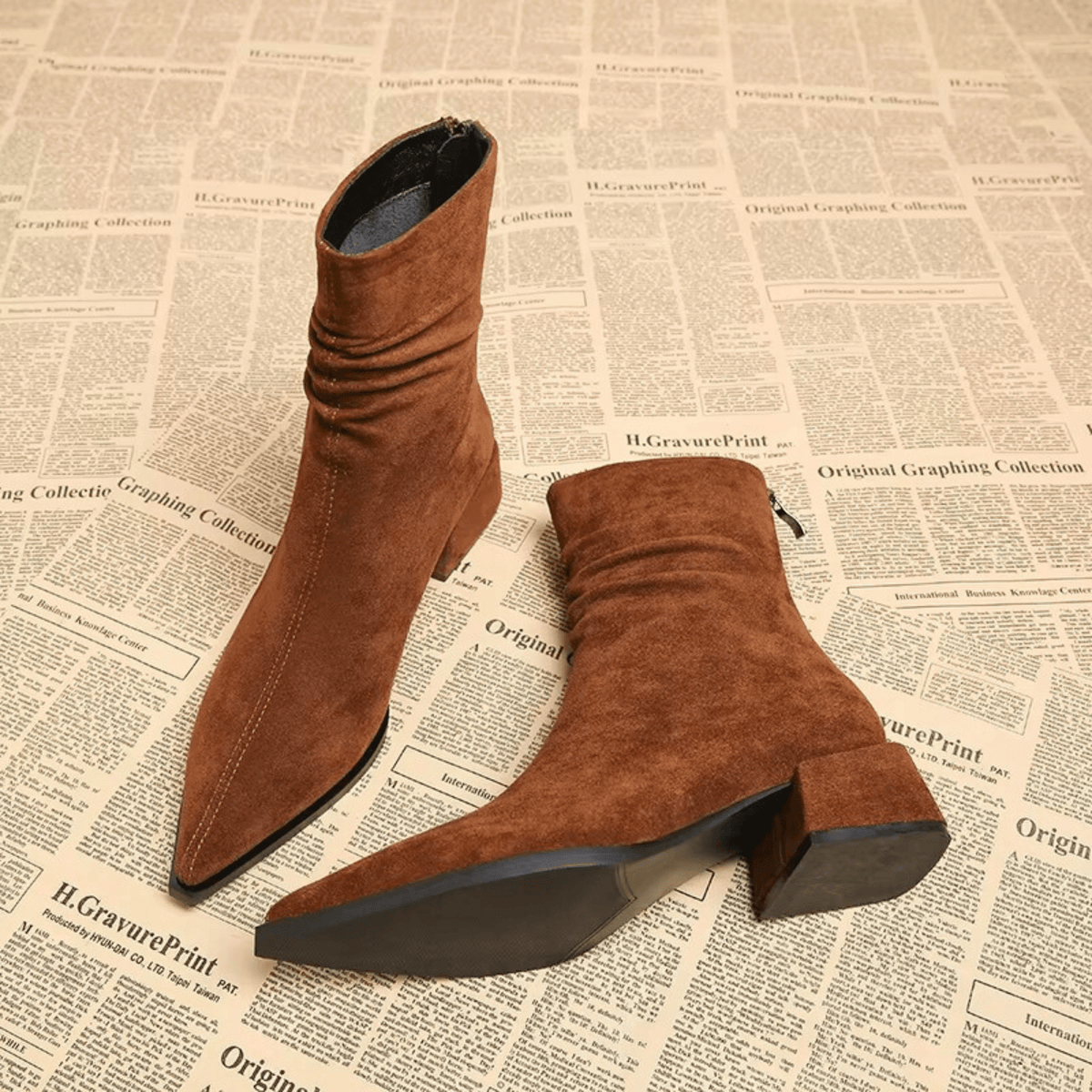 Bottines en suédine Hortense de Danoir Paris avec bout pointu, chaussure élégante pour femme, vue de face.