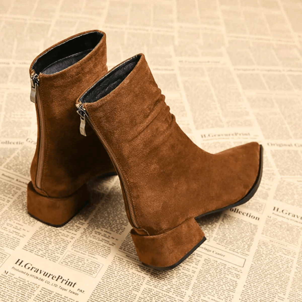 Bottines en suédine Hortense de Danoir Paris avec bout pointu, vues de face sur fond neutre.