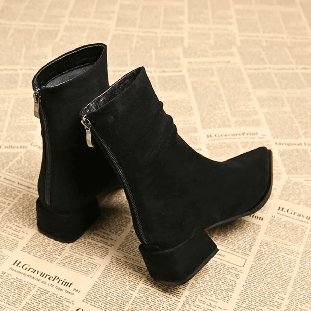 Bottines en suédine Hortense de Danoir Paris avec bout pointu et talon moyen, couleur camel, vue de face.
