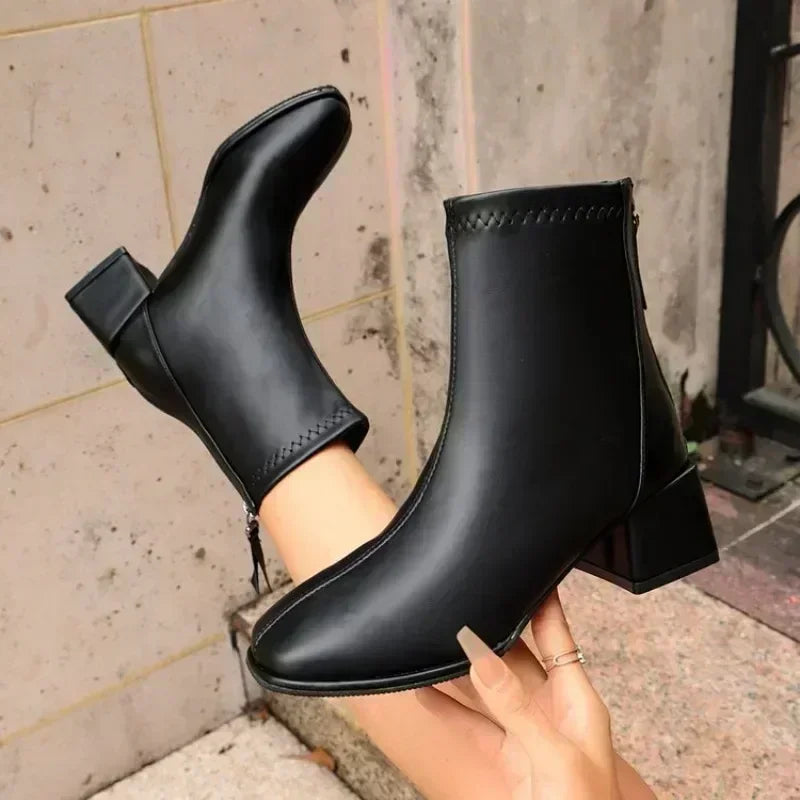 Bottines à talon bloc Danoir Paris Victoire avec zip arrière, en cuir noir, chaussure élégante pour femmes.